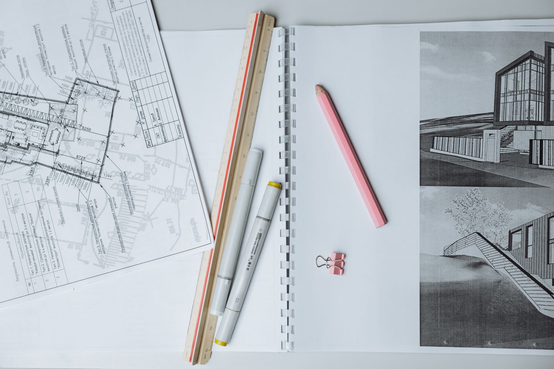 Planos de arquitectura, regla y herramientas de diseño sobre mesa